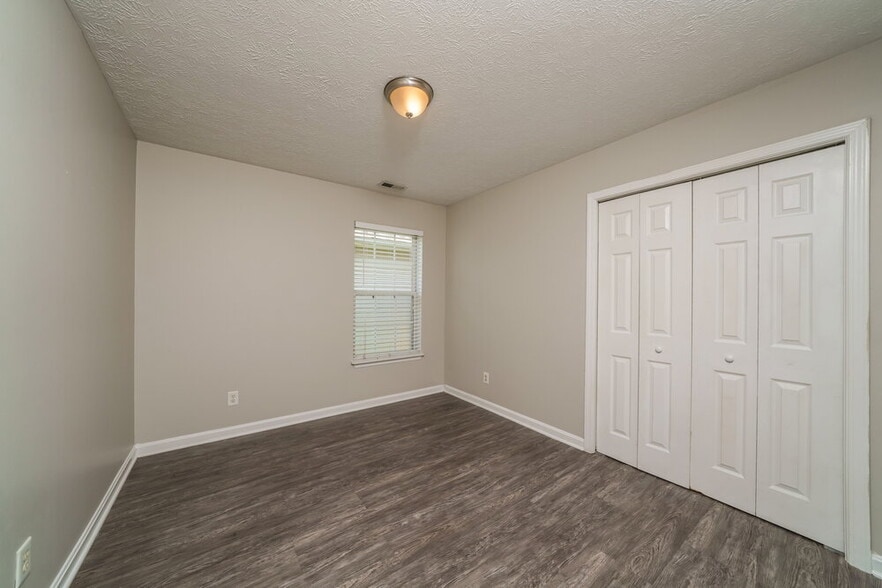 Building Photo - 11111 Meadow Chase Ct