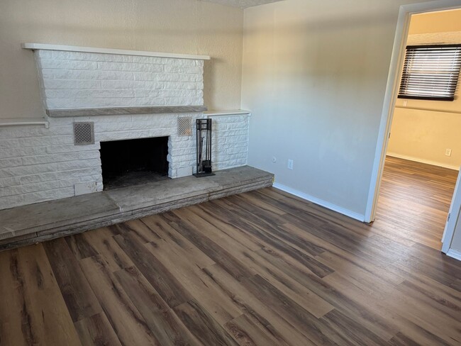 Building Photo - 4 Bedroom, 1.5 Bath Single Family Home Hil...