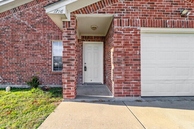 Building Photo - 1716 Manor Garden Curve