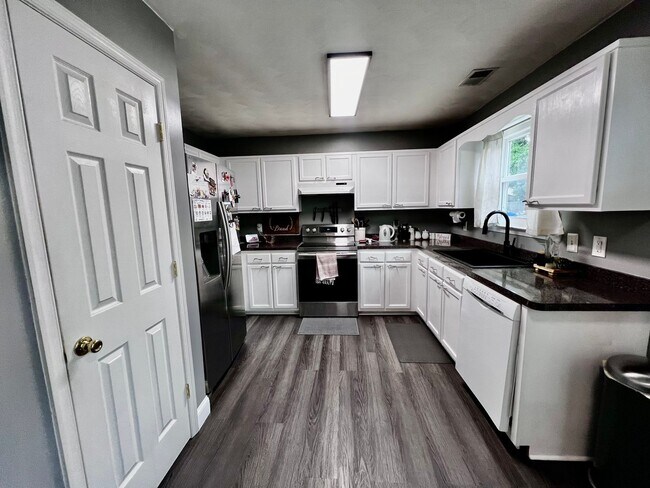 Building Photo - Beautiful home nestled in the neighborhood...