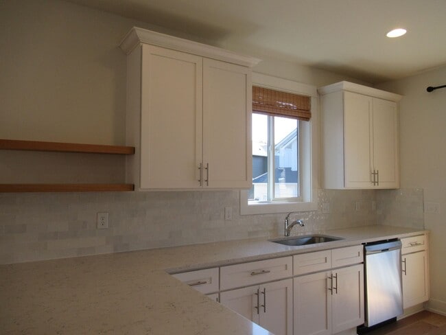 Building Photo - Light and Bright 3 bedroom, 1.5 bath home in Tehaleh