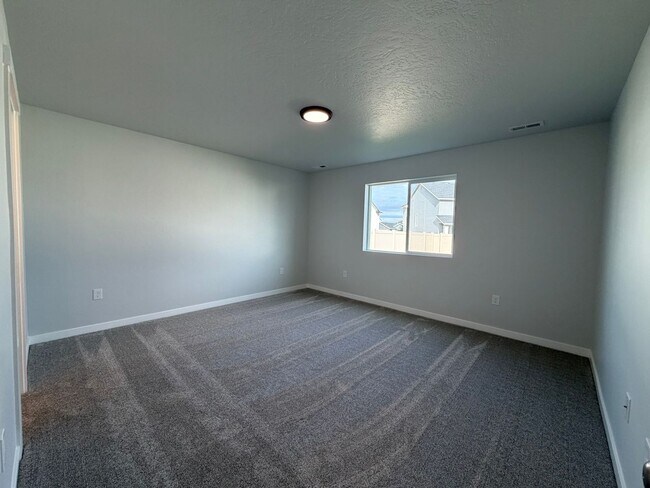 Building Photo - Move-In Special! Brand new 3 bed 2 bath ho...