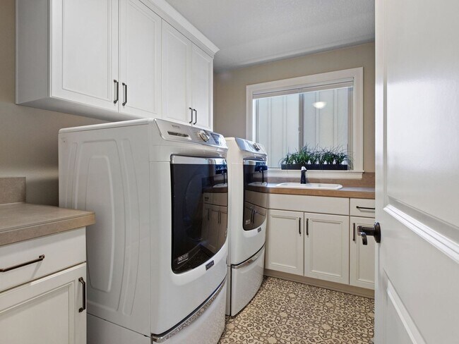 Building Photo - Beautiful & Bright Newer Home with Luxurio...