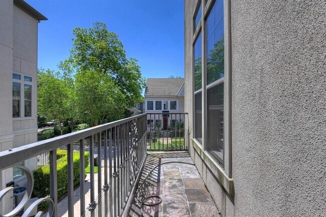 Building Photo - 2406 Wroxton Rd
