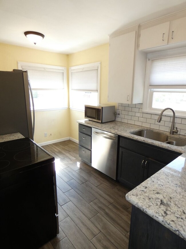 Building Photo - Centrally Charming