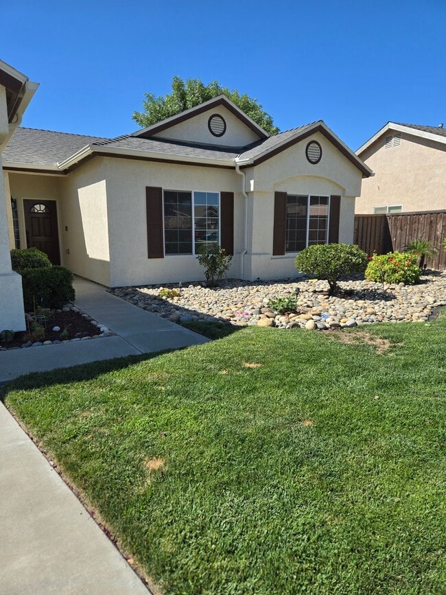 Building Photo - Beautiful 3 bedroom!