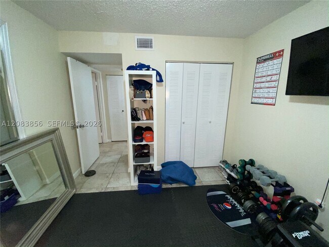 Building Photo - 9435 Fontainebleau Blvd