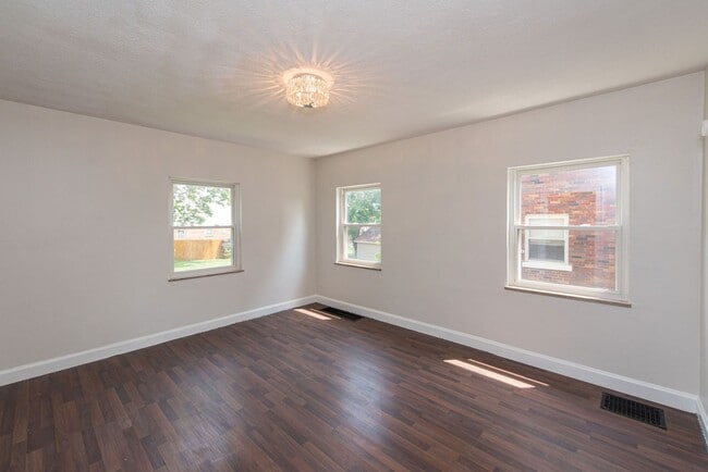Building Photo - COVEDALE- 3 bedroom 1.5 bath Tudor with up...