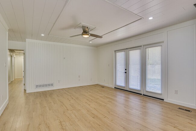 Building Photo - 3137 Edinburgh Dr