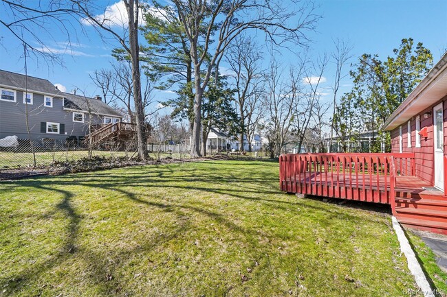 Building Photo - 846 Hartsdale Rd
