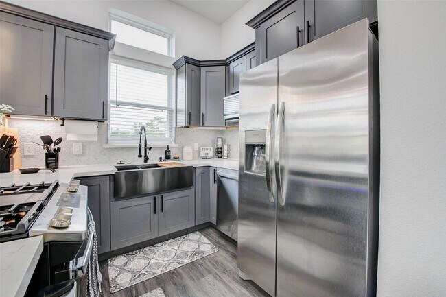 Building Photo - 1913 Hoskins Dr