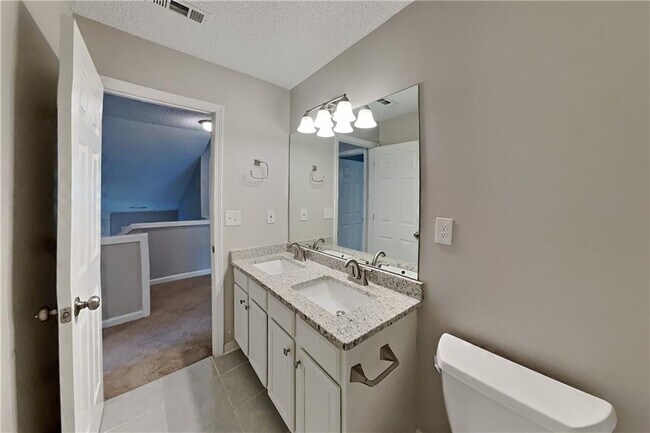 Building Photo - 596 Lullingstone Dr SE