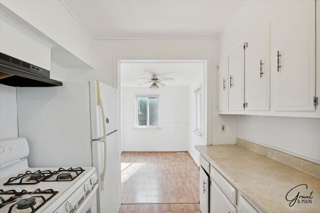 Building Photo - $1,350 - 3 Bed / 1 Bath House in Eastpointe