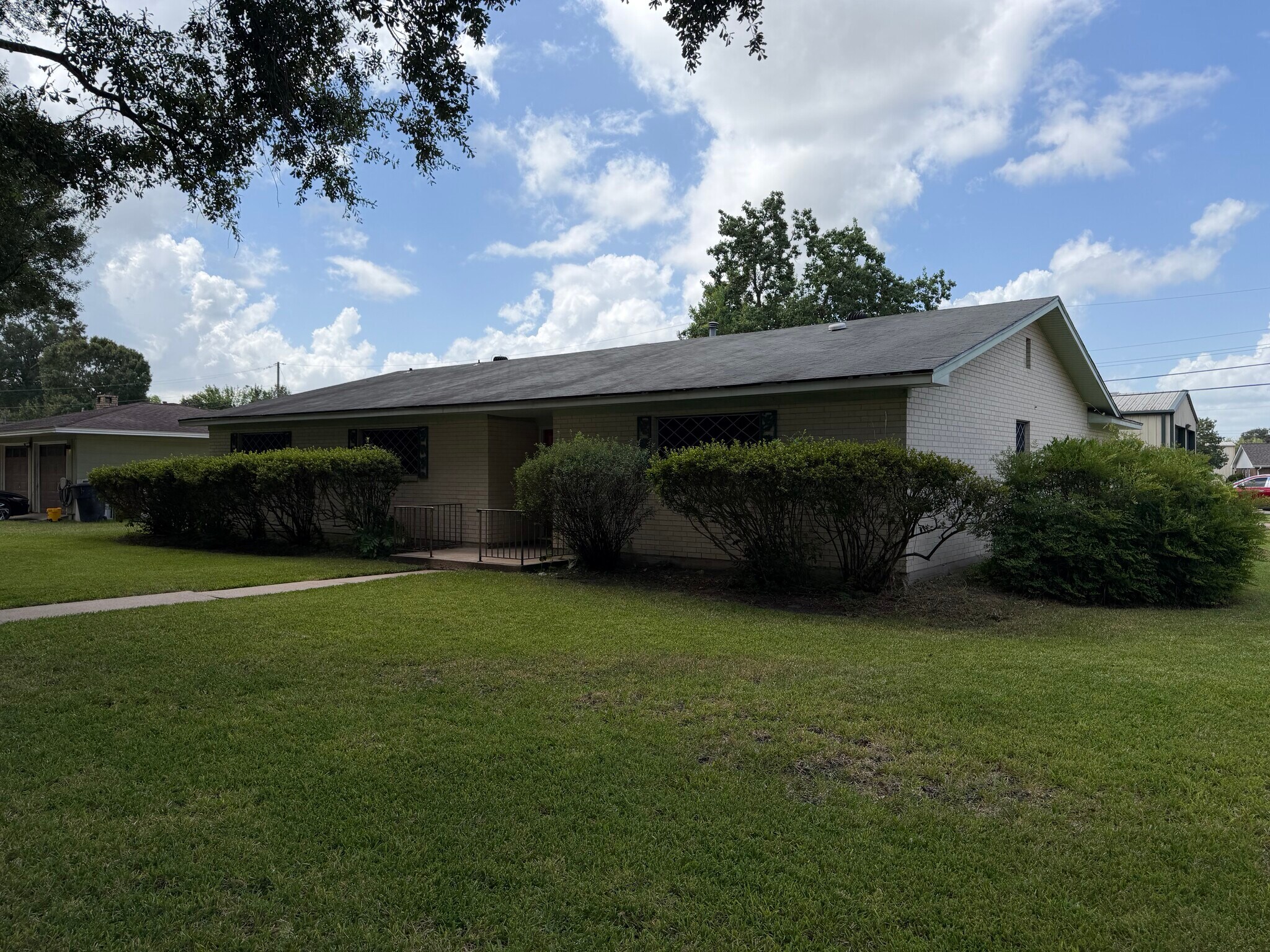 Corner lot - 415 N 33rd St
