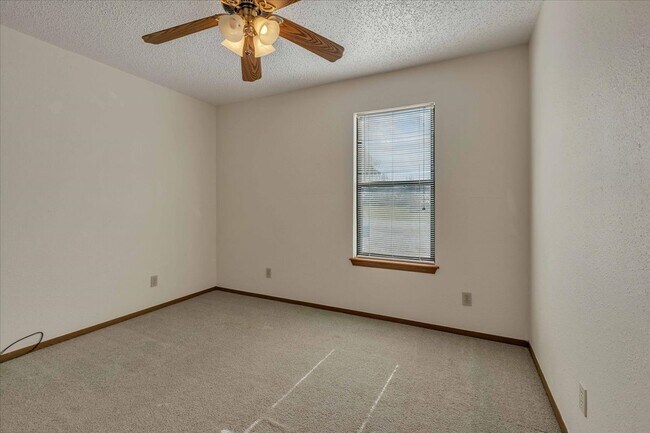 Building Photo - 8929 NE 52nd St