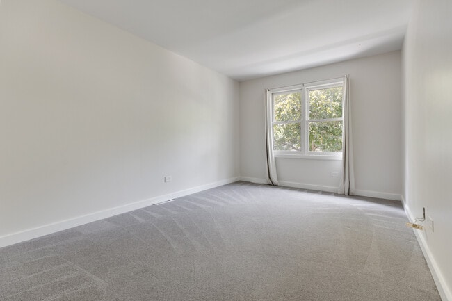 Building Photo - 616 Blue Spruce Ln
