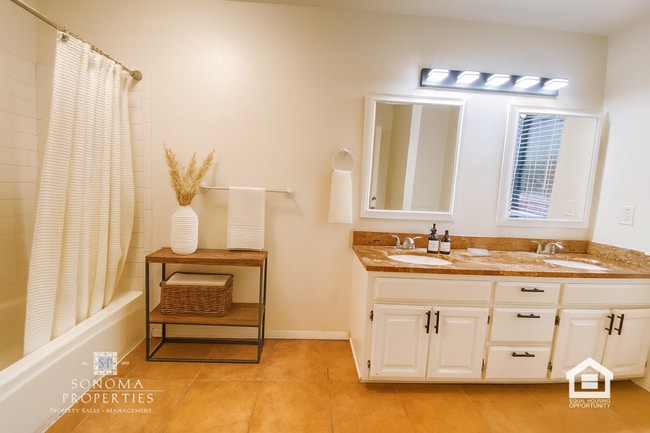 Building Photo - 3+ Bedroom / 2 Bathroom Home with Sunroom & Beautiful Views