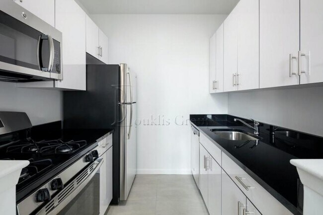 Building Photo - 3 bedroom in NEW YORK NY 10006