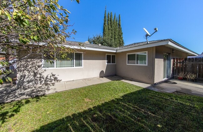 Building Photo - Updated 3 Bedroom Home in Quiet Street