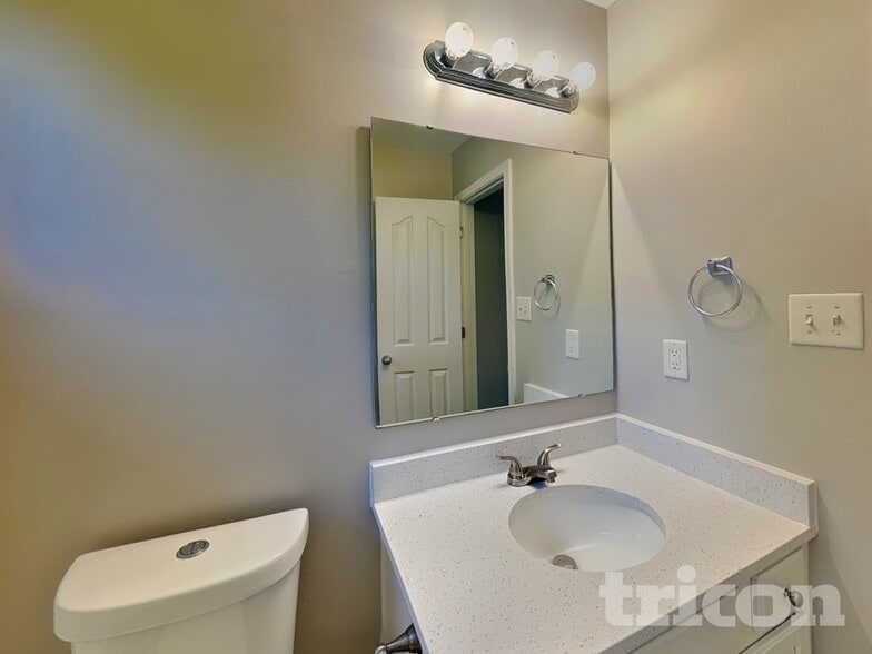 Building Photo - 5940 Briggs Dr