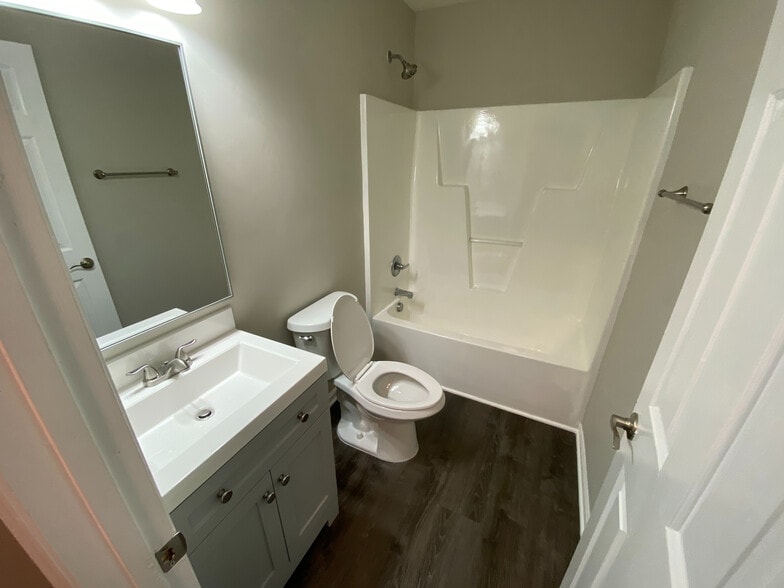 Building Photo - Room in Duplex on Lee St