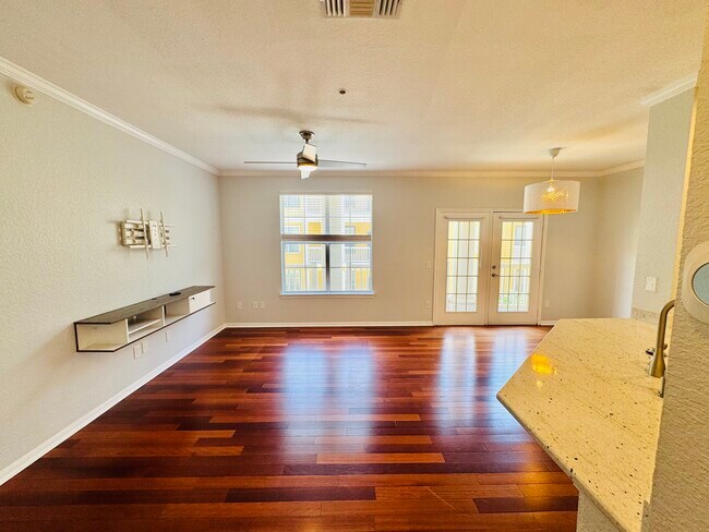 Building Photo - 860 N Orange Ave