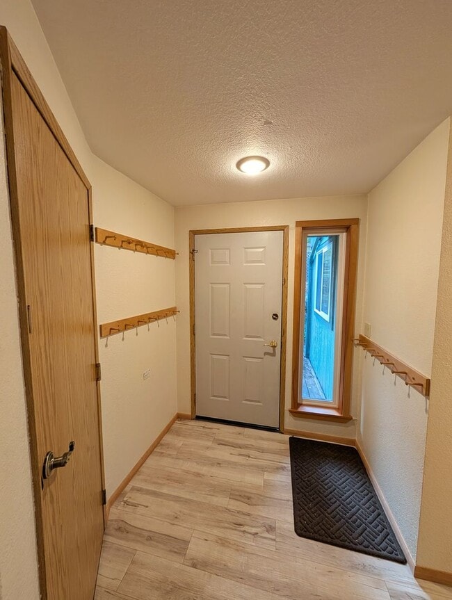 Building Photo - 3Bd/1.5Ba Dgl Townhome, Long Term Rental, 2 Car Garage, Unfurnished