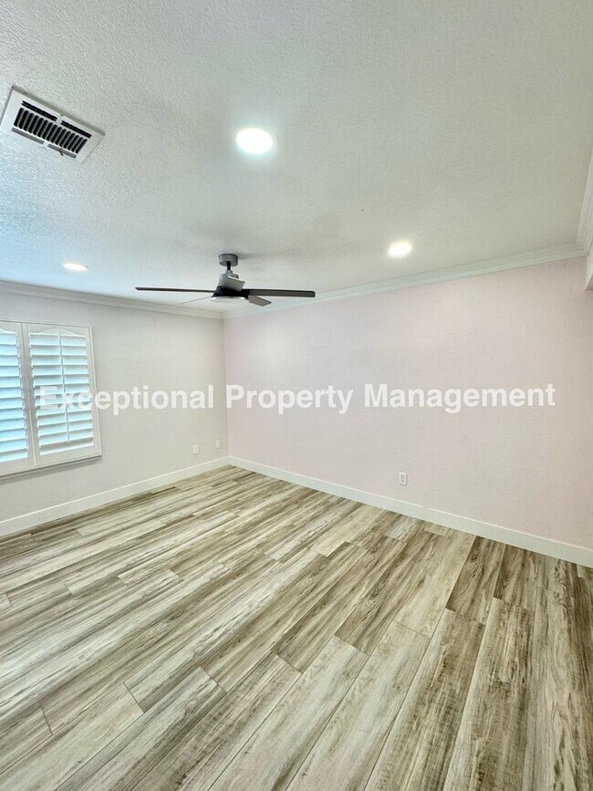 Building Photo - Ready to move in 4 bed 2 bath pool home!