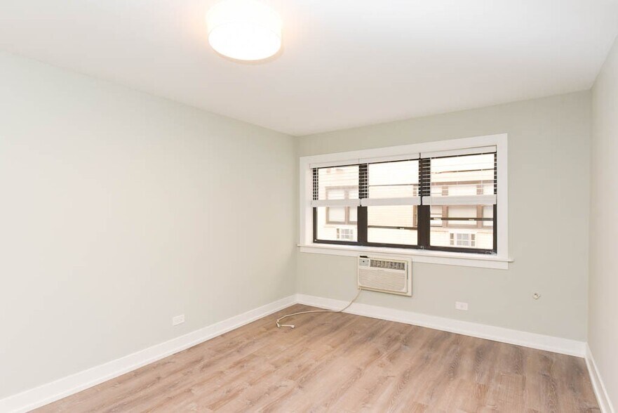Building Photo - 450 W Barry Ave