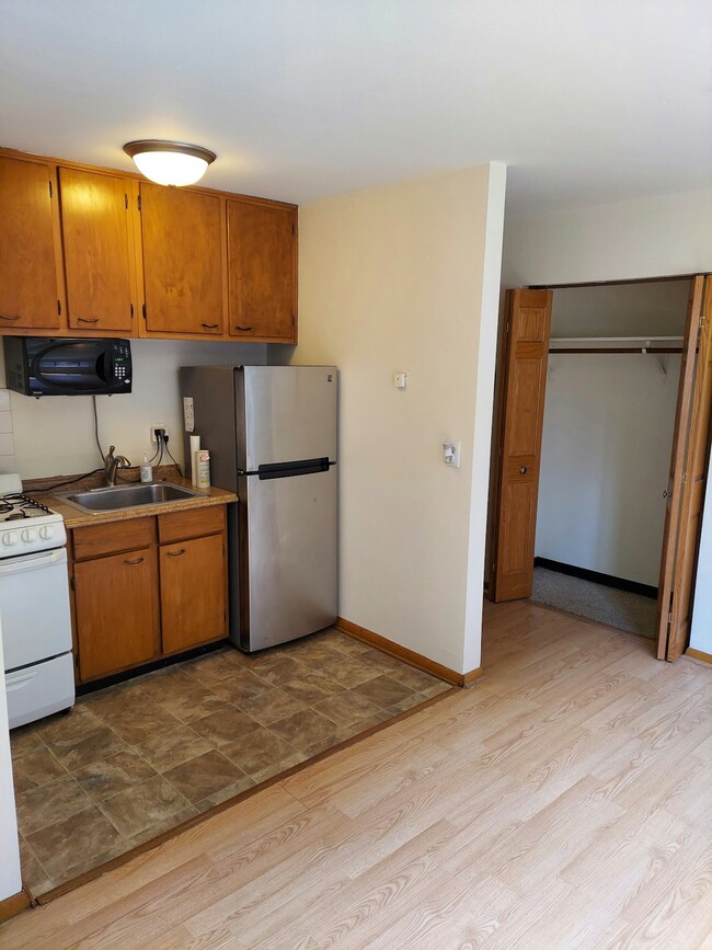 Building Photo - 2210 Pillsbury Ave