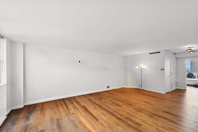 Building Photo - 6301 N Sheridan Rd