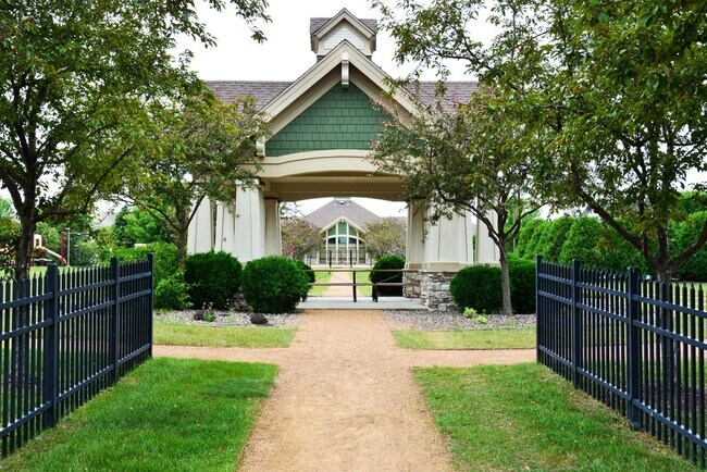Building Photo - Spacious 4-Bed 3.5-Bath in Blaine - Available 6/10!