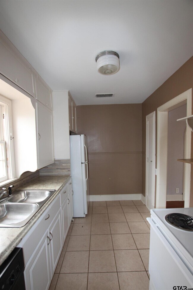 Building Photo - 132 Rowland Pl