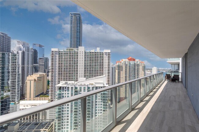 Building Photo - 1300 Brickell Bay Dr