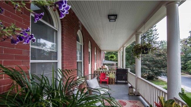 Building Photo - 7106 Maple Ave