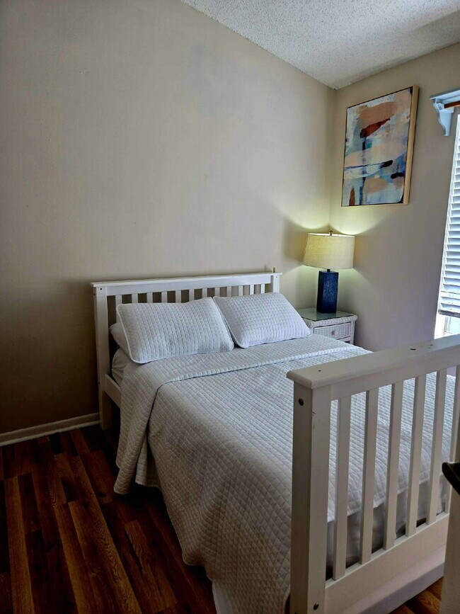 Building Photo - 4/2 Pool Home with pool service included