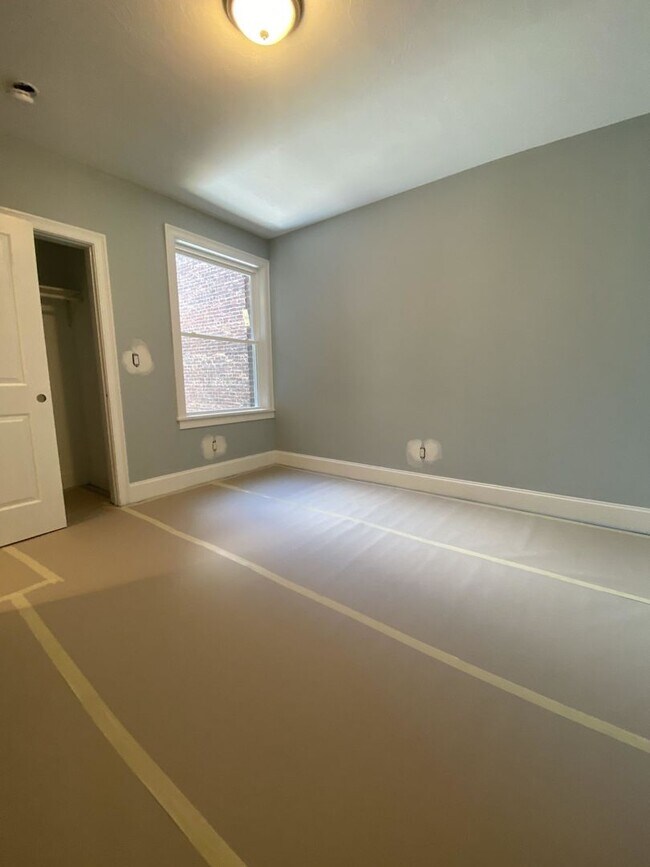 Building Photo - Fully Renovated, Central Heat/AC, Large bedrooms, Central Location. Laundry on a Site