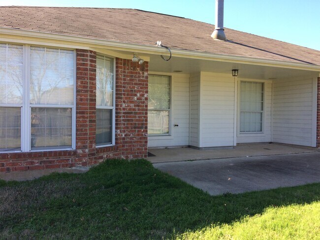 Building Photo - 4009 Hunter Creek Dr