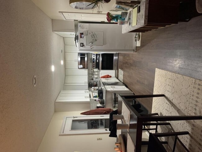 Building Photo - 625 W Edgewood St