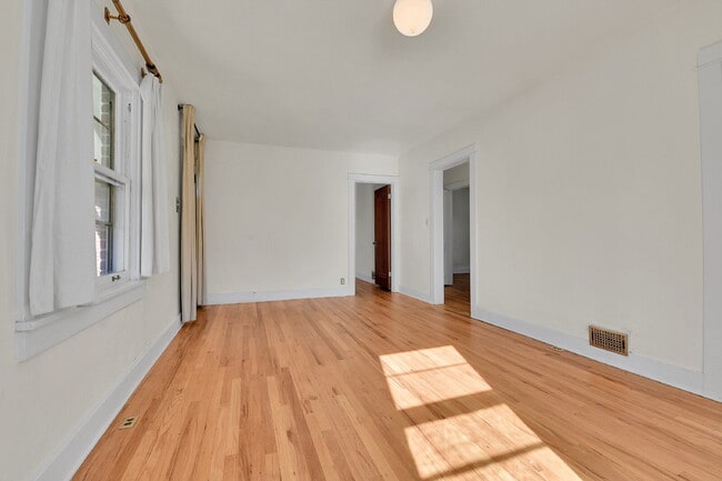 Building Photo - $2,600.00, 1 bed + non-conforming room, 1 ...