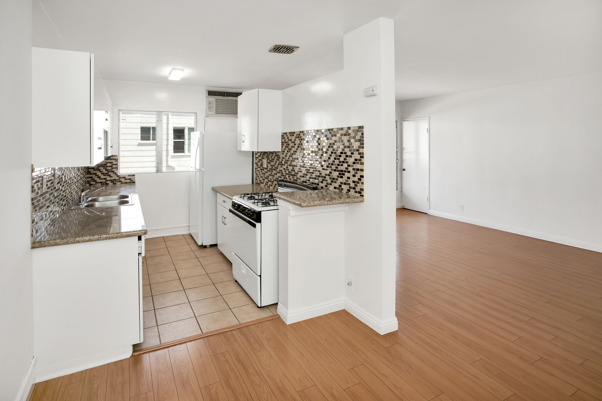 Building Photo - 7566 Romaine St