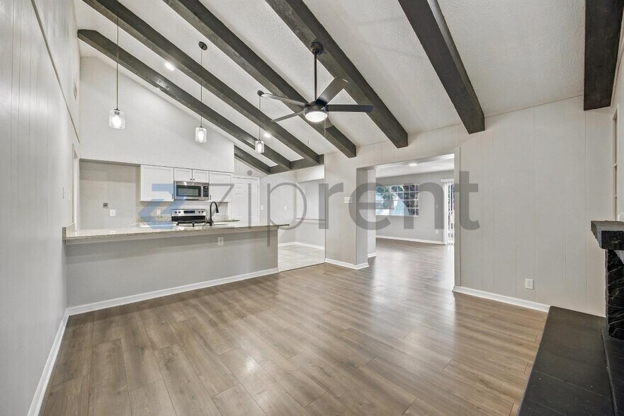 Building Photo - Unit