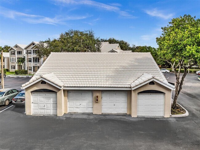 Building Photo - 2880 N Oakland Forest Dr