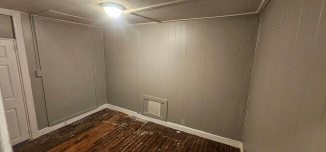 Building Photo - **COMING SOON** Desirable East Baltimore, Reasonably- Priced Town Home For Rent!