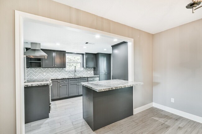 Building Photo - Rare Horse-Ready Property in Manvel
