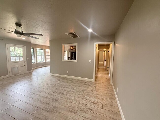 Building Photo - 405 Partridge Ln
