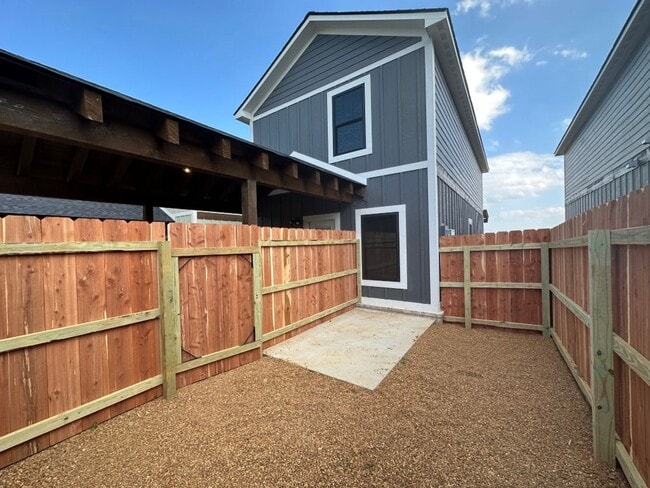 Building Photo - 3 Bedroom/2 Bathroom New Construction Townhouse in Southside