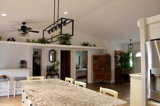 Building Photo - Gorgeous