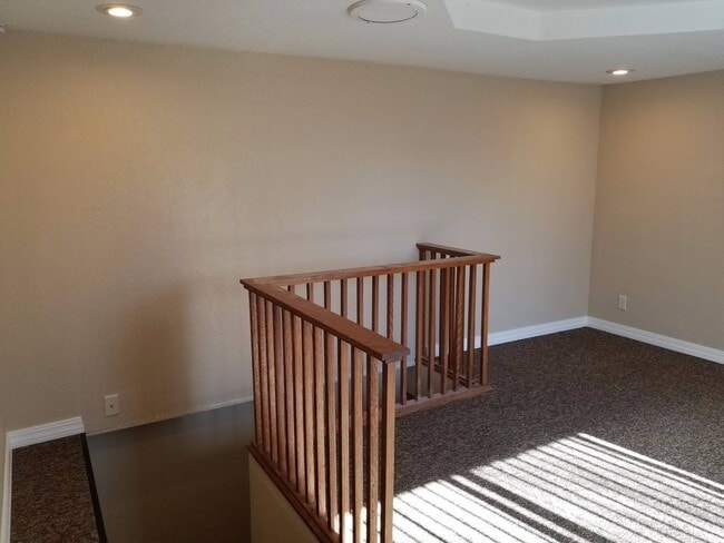 Building Photo - 3 Bedroom, 1 Bathroom Home with attached garage