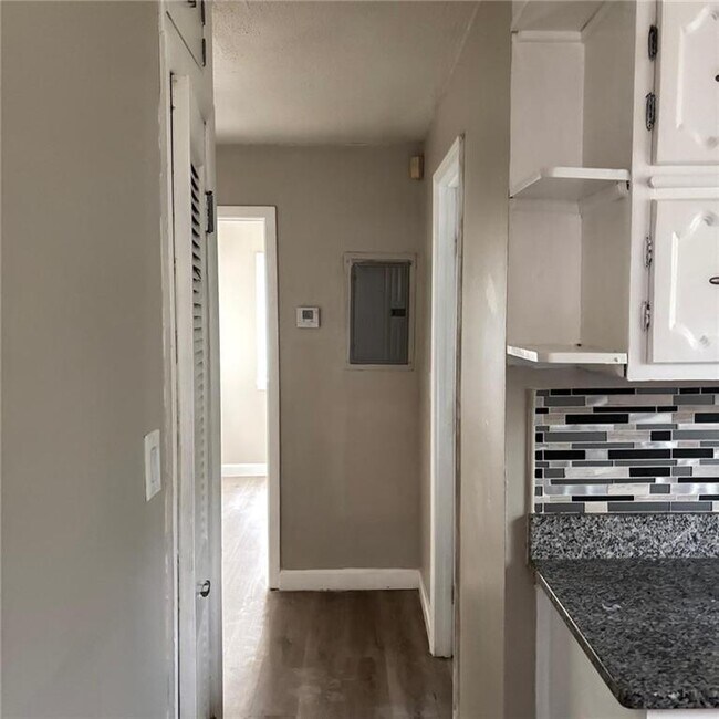 Building Photo - 3535 Fairlane Dr NW